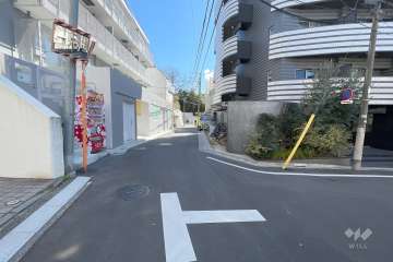 敷地北側の前面道路