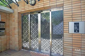 エントランスはオートロック付きです。