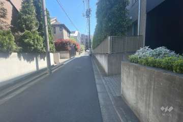 敷地北東側の前面道路