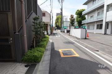 敷地北西側の前面道路(北東側から)