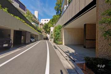 敷地南側の前面道路（東側から）