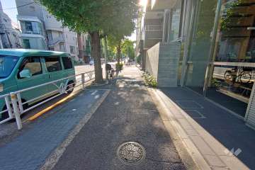 敷地南側の前面道路（東側から）