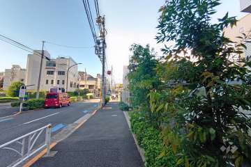 敷地西側の前面道路（南側から）