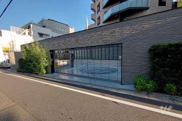 駐車場の出入り口（リングシャッター式）・敷地内駐車場（屋外機械式）