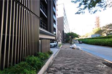 敷地北側の前面道路（東側から）