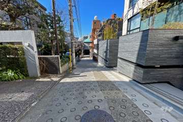 敷地南側の前面道路（東側から）