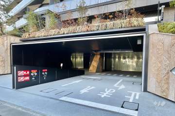 エントランスアプローチと駐車場の出入り口