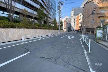 敷地東側の前面道路（南側から）