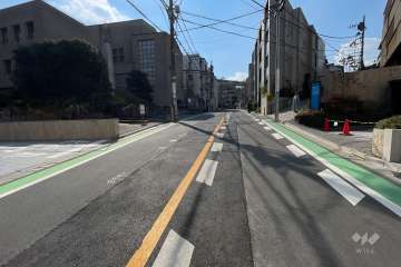 敷地北側の前面道路（東側から）