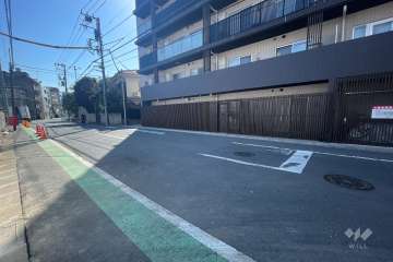 敷地南東側の前面道路(北東側から)