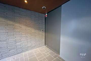 エントランスはオートロック付きです（電子キー式）。