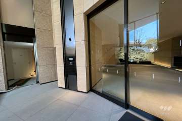 エントランスはオートロック付きです。