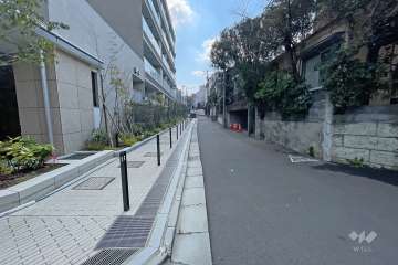 敷地西側の前面道路