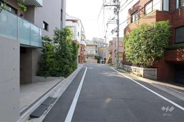 敷地北東側の前面道路