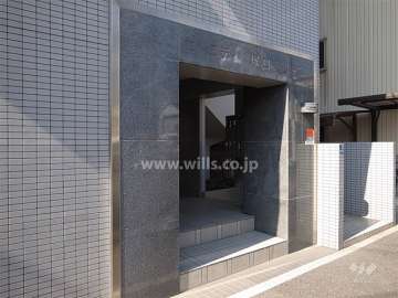 石張りのエントランス