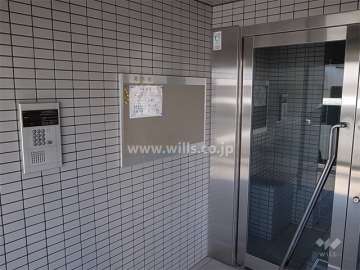 エントランスはオートロック付きです。