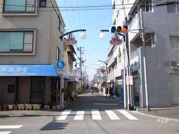敷地の南側は商店街に面しています。