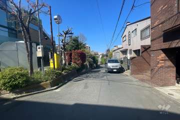 敷地北西側の前面道路（南西側から）