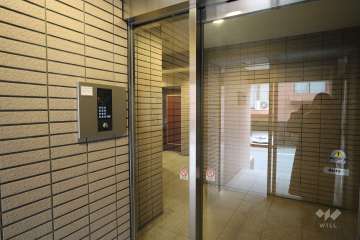 エントランスはオートロック付きです。