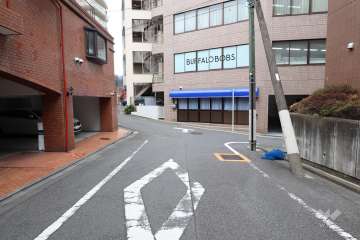 敷地北東側の前面道路（南東側から）