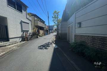 敷地南東側の前面道路（北東側から）