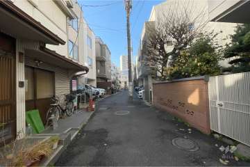 敷地東側の前面道路（北側から）