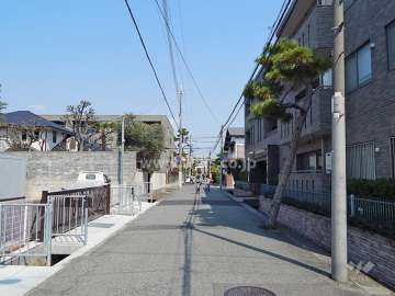 敷地西側の前面道路