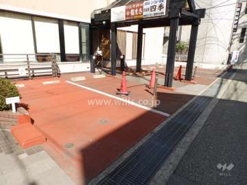 駐車スペース。建物1階には店舗が入っています。