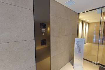 エントランスはオートロック付きです。