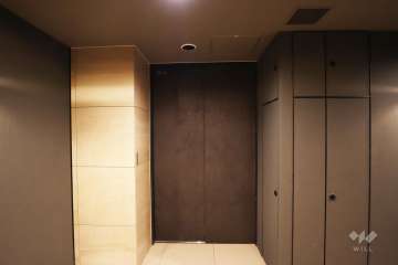 ゴミステーションの出入り口。扉があるため、臭いが気になりにくい構造です。