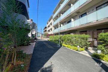 敷地南東側の前面道路（北東側から）