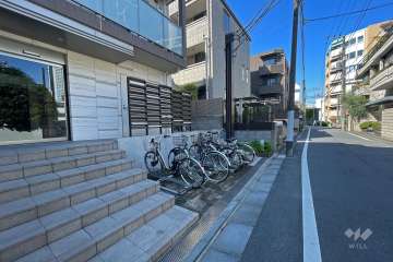 敷地北西側の前面道路（北東側から）