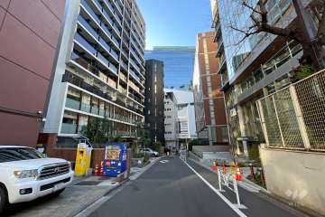 敷地西側の前面道路（北側から）