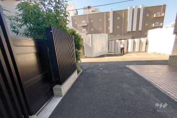 敷地南西側の前面道路（北西側から）