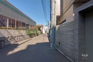 敷地南西側の前面道路（南東側から）