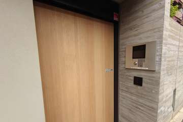 エントランスはオートロック付きです。