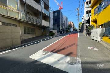 敷地北西側の前面道路（北東側から）