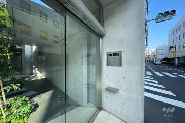 エントランスはオートロック付きです。