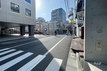 敷地北東側の前面道路（北西側から）