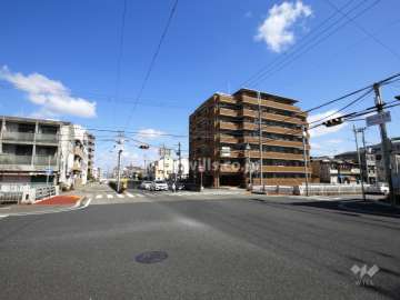 敷地の西側は二車線のバス通り（道意線）です。