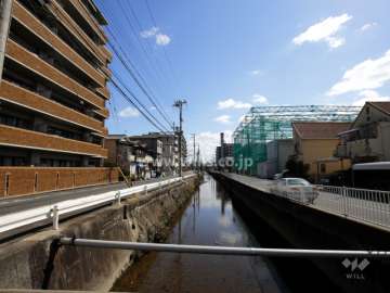 敷地の南側には西富松排水路が流れています。