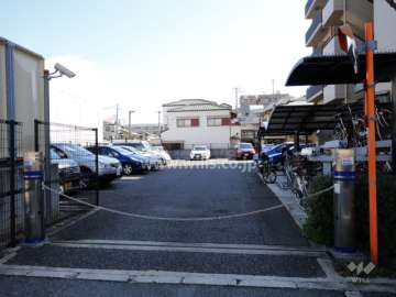 敷地内駐車場（屋外平面式）ロボットゲート付きです。
