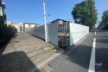 敷地南西側の前面道路（北西側から）