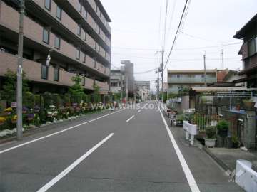 敷地東側の道路。周辺は区画の整った住宅地です。