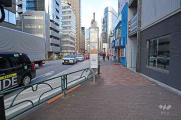 敷地北西側の前面道路（南西側から）