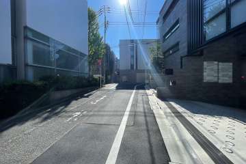 敷地北東側の前面道路（北西側から）