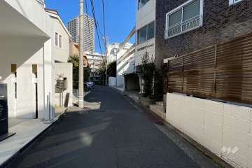 敷地西側の前面道路（東側から）