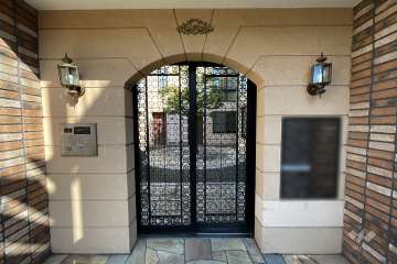 エントランスはオートロック付きです。