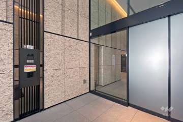 エントランスはオートロック付きです。