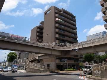 敷地の南側は国道43号線に面しています。